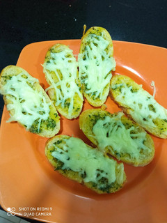 Una foto de Pan de ajo con queso mozzarella 😋