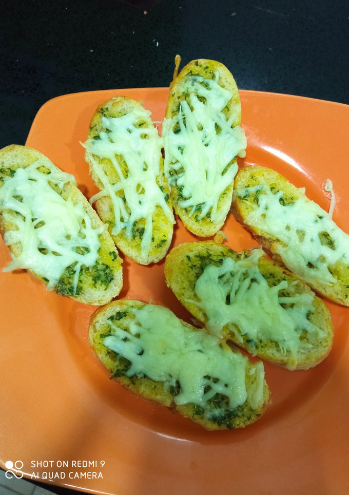 Una foto de Pan de ajo con queso mozzarella 😋
