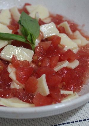 Una foto de Causeo de tomate con queso