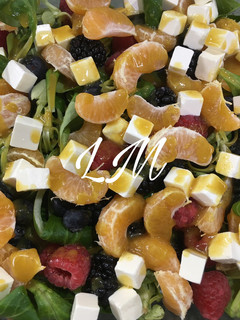 Foto principal de Ensalada de canónigos, mandarina y queso feta con vinagreta de miel