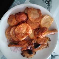Una foto de Alitas de pollo al horno con patatas