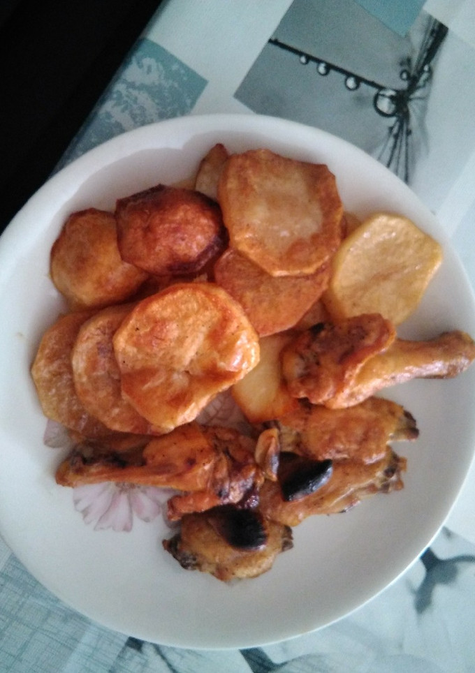 Una foto de Alitas de pollo al horno con patatas
