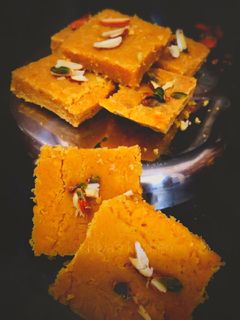 বেসন ও খোয়া ক্ষীর এর বরফি(besan mawa burfi recipe in Bengali) রেসিপির প্রধান ছবি