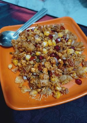 A picture of Khatti meethi sev Bhel puri.