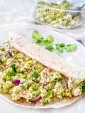 Rollitos de ensalada de pollo con aguacate