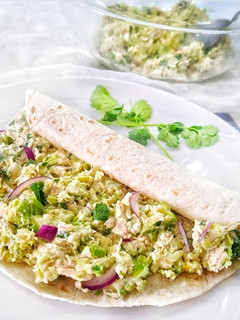Una foto de Rollitos de ensalada de pollo con aguacate