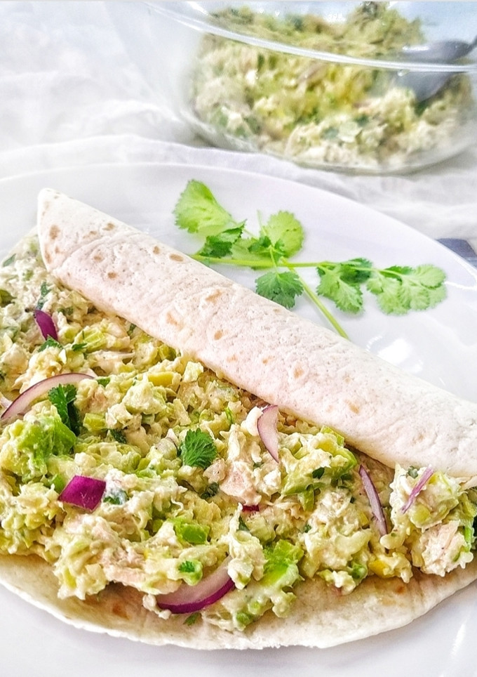 Una foto de Rollitos de ensalada de pollo con aguacate