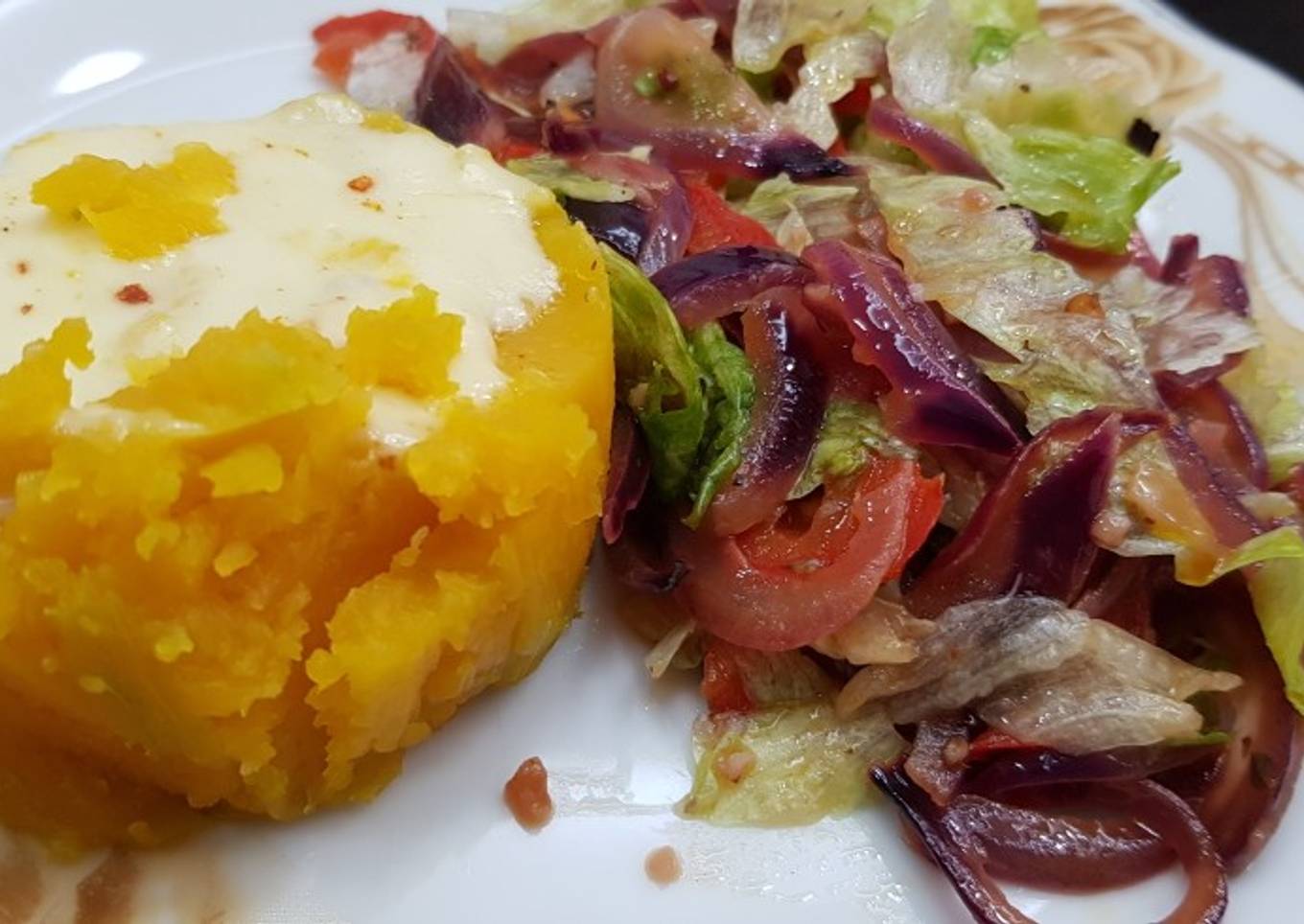 Cena rápida y nutritiva: calabaza al horno + ensalada mixta