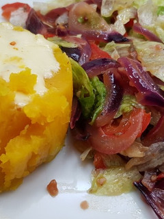 Una foto de Cena rápida y nutritiva: calabaza al horno + ensalada mixta