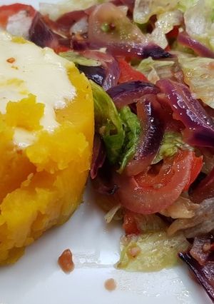 Una foto de Cena rápida y nutritiva: calabaza al horno + ensalada mixta