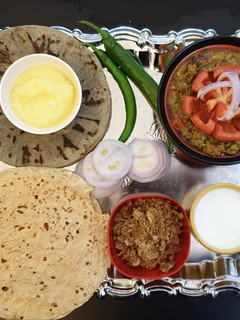 કાઠિયાવાડી રીંગણ નો ઓળો અને બાજરી ના રોટલા (kathiyawadi ringan no oro and bajri na rotla) રેસીપી મુખ્ય ફોટો