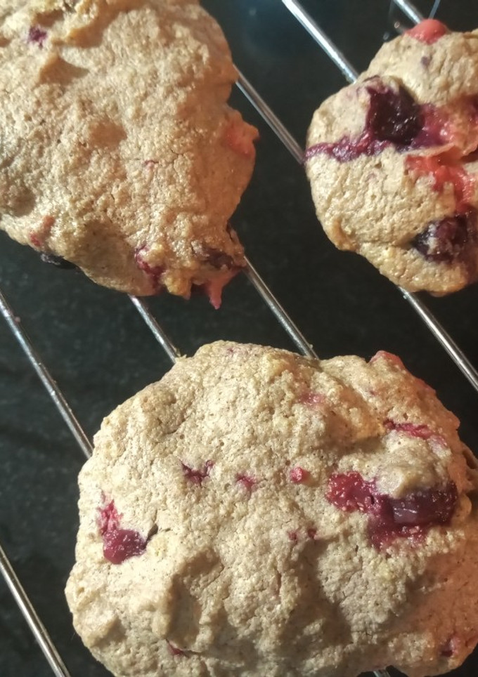 Una foto de Galletas de avena y frutos rojos al microondas
