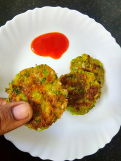 ப்ராக்கோலி ப்ரிட்டர்ஸ் செய்முறை முக்கிய புகைப்படம்