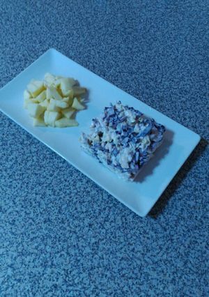 Una foto de Ensalada de col blanco y col morado con pollo y manzana