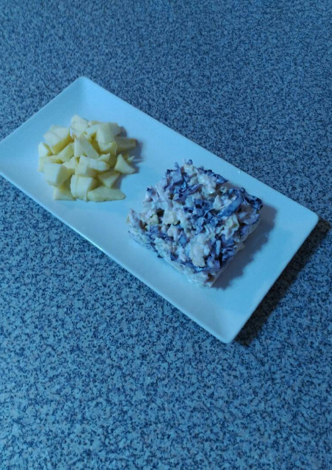 Una foto de Ensalada de col blanco y col morado con pollo y manzana