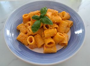 O poză a rețetei Paste cu branza"Feta grecească" si rosioare.