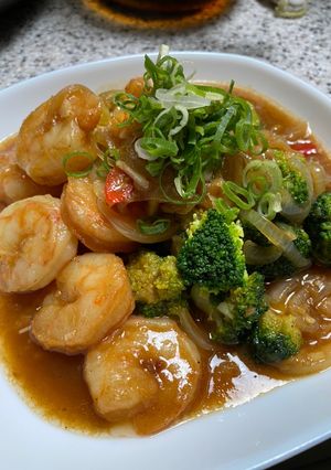 A picture of Black pepper Prawns with Broccoli.