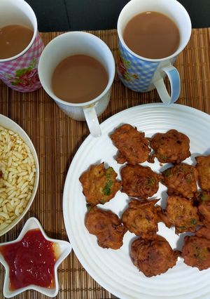 মুচমুচে পেঁয়াজু পকোড়া (muchmuche peyaju pakora recipe in Bengali) রেসিপির প্রধান ছবি