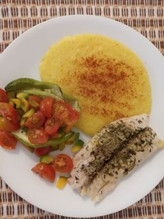 Una foto de Polenta con Pollo y verduras al horno