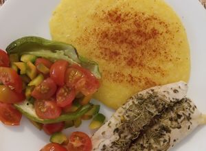 Una foto de Polenta con Pollo y verduras al horno