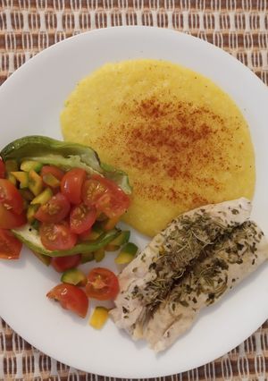 Una foto de Polenta con Pollo y verduras al horno