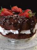 Rosca chocolateada con fresas y crema de cacao