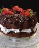 Rosca chocolateada con fresas y crema de cacao