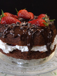 Una foto de Rosca chocolateada con fresas y crema de cacao