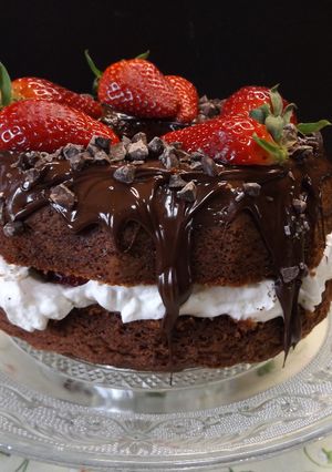 Una foto de Rosca chocolateada con fresas y crema de cacao