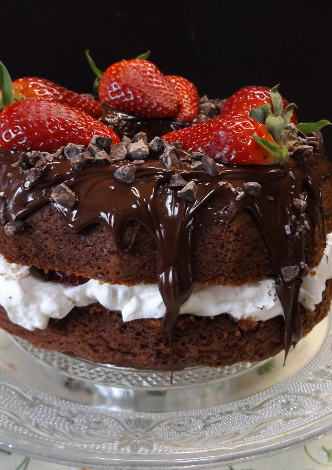 Una foto de Rosca chocolateada con fresas y crema de cacao