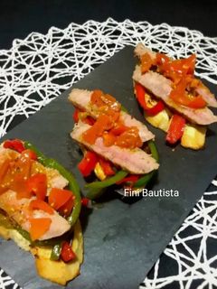 Una foto de Pincho o tapa de atún con pimientos