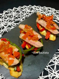 Una foto de Pincho o tapa de atún con pimientos