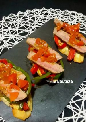 Una foto de Pincho o tapa de atún con pimientos