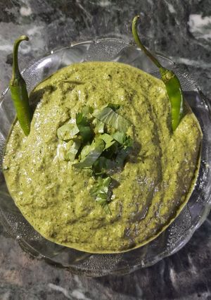 धनिया मिर्च की चटनी (dhaniya mirch ki chutney recipe in Hindi) रेसिपी मुख्य फोटो