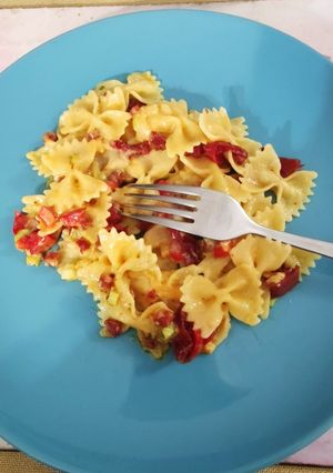 Masni tészta (farfalle) carbonara mártással recept fotója