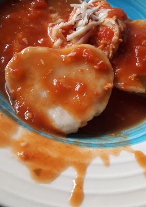 Una foto de Sorrentinos enamorados, con estofado de pollo