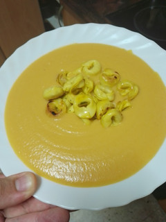 Una foto de Crema de zanahorias y calabaza con tortellinis salteados