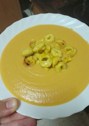 Una foto de Crema de zanahorias y calabaza con tortellinis salteados