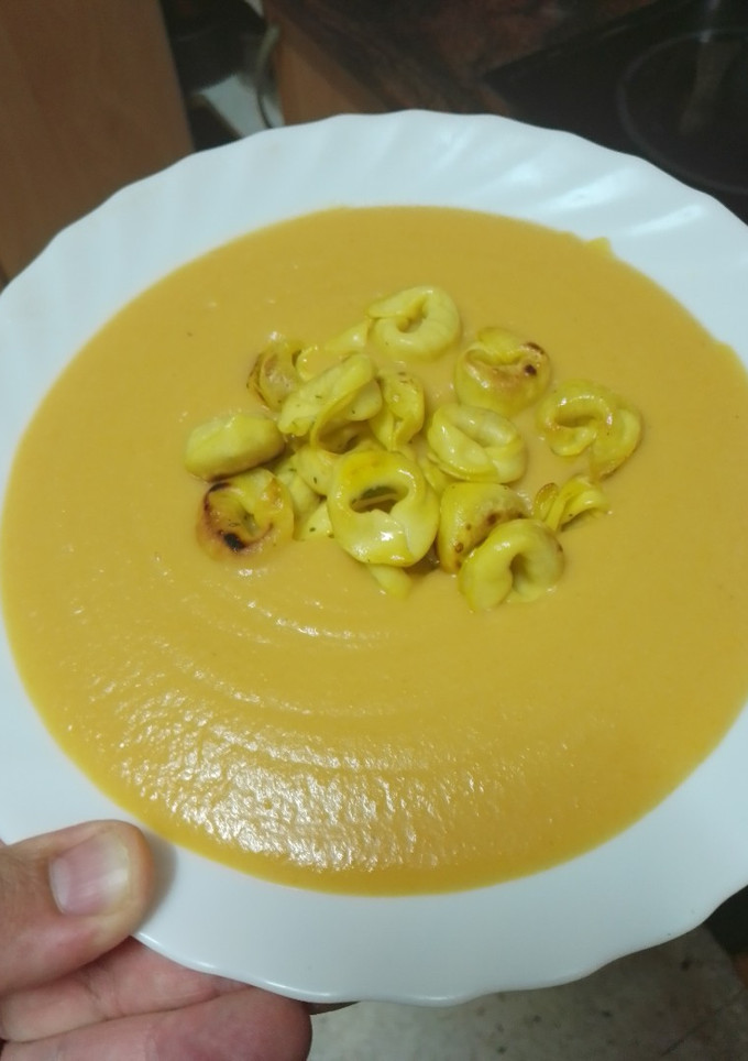 Una foto de Crema de zanahorias y calabaza con tortellinis salteados