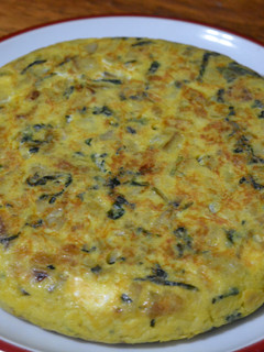 Una foto de Tortilla de patatas y espinacas rellena de queso fresco