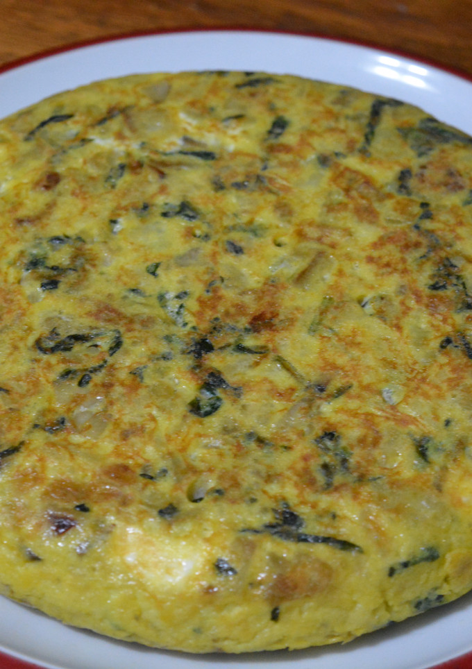 Una foto de Tortilla de patatas y espinacas rellena de queso fresco