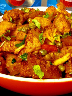 आलू गोभी मटर की सब्ज़ी (aloo gobi matar ki sabzi recipe in Hindi) रेसिपी मुख्य फोटो