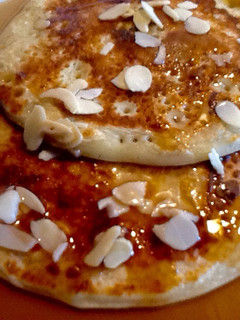 Una foto de Tortitas con sirope de arce y almendras