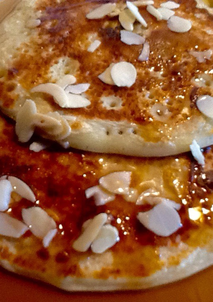 Una foto de Tortitas con sirope de arce y almendras