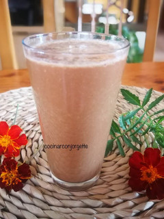 Una foto de Batido de algarroba con pera