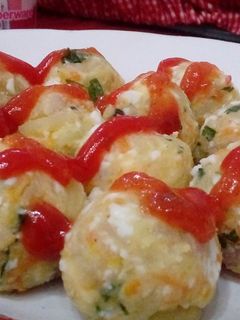 A picture of Uzbekistan Potato Salad Ball with Tomato Sauce.