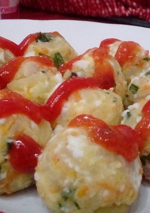 A picture of Uzbekistan Potato Salad Ball with Tomato Sauce.