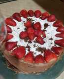 Torta de mousse de chocolate y frutillas