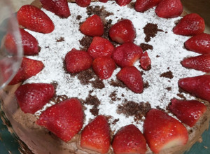 Una foto de Torta de mousse de chocolate y frutillas