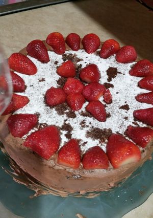 Una foto de Torta de mousse de chocolate y frutillas